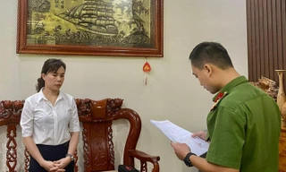 Nữ giám đốc Hoàng Thị Xuyến (bìa trái) bị khởi tố do quyết toán sai trái các công trình xây dựng -Ảnh: TN