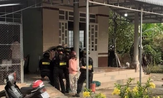 Vây bắt gã con rể uy hiếp mẹ vợ, nổ súng bắn cảnh sát