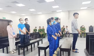 Mẹ con cùng hầu tòa vì tiếp tay cho nhóm công an ‘dỏm’ lừa gần 12 tỷ đồng 