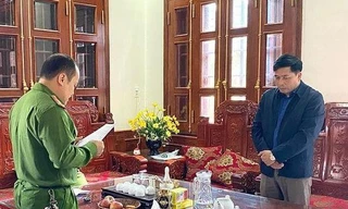 Ông Nguyễn Ích Chánh (bìa phải) bị khởi tố bị can -Ảnh: CB