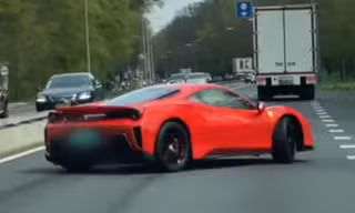 Ferrari 488 Pista mất lái tự đâm vào rào chắn