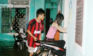 Sinh viên Huế trắng đêm chống lũ dữ