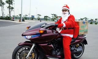 Ông già Noel Việt cưỡi 'xế khủng' phát quà miễn phí