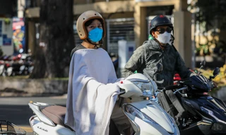 Người dân TPHCM vật vã dưới nắng nóng gần 38 độ C