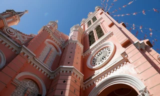 Chiêm ngưỡng kiến trúc nhà thờ màu hồng độc nhất ở TPHCM vừa lọt top điểm đến đẹp nhất thế giới