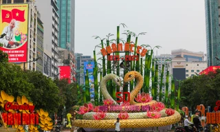 Cận cảnh cặp linh vật rắn khổng lồ ở Đường hoa Nguyễn Huệ