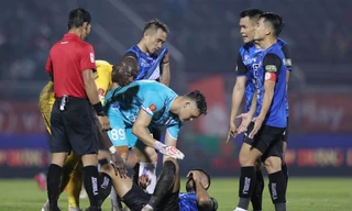 Cầu thủ CLB TPHCM sốc khi chứng kiến chấn thương của đồng đội