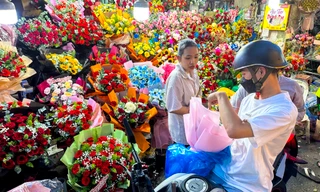 'Cánh mày râu' chọn từng bông hoa tặng người yêu dịp 20/10