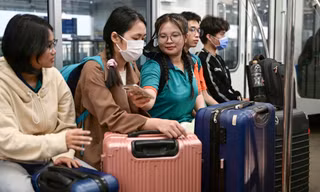 Nườm nượp người lỉnh kỉnh đồ đạc đi metro TPHCM ra bến xe về quê ăn Tết