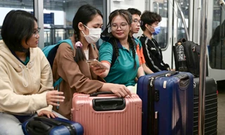 Nườm nượp người lỉnh kỉnh đồ đạc đi metro TPHCM ra bến xe về quê ăn Tết