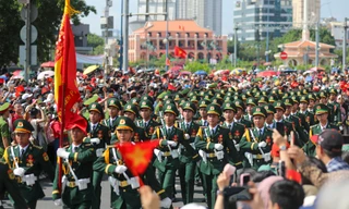 Xúc động khoảnh khắc đoàn diễu binh 'đi giữa vòng tay nhân dân'