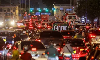 Kẹt xe kinh hoàng ở TPHCM, xe máy vẫn không dám leo lề