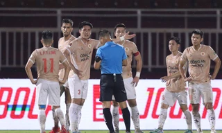 Mất bàn thắng, mất người, CLB CAHN chịu thất bại trên sân TPHCM