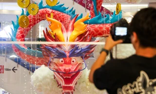 Linh vật rồng với biểu cảm 'lạ' gây chú ý ở TPHCM