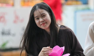 Người dân TPHCM dầm mưa thả hoa đăng, cầu bình an trong ngày rằm tháng Bảy