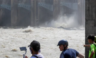 Người dân hiếu kỳ đứng xem hồ thủy điện lớn nhất miền Nam xả lũ