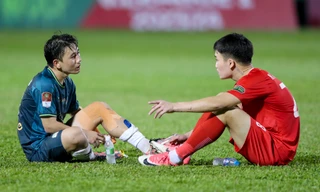 Hoàng Đức động viên Minh Vương sau trận thắng ngược dòng trước HAGL