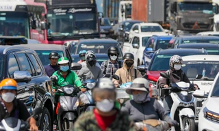 Nắng đổ lửa, mệt mỏi vì kẹt 'không lối thoát' ở TPHCM ngày đầu nghỉ lễ 30/4