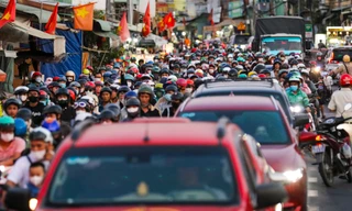 Dòng xe kẹt cứng hàng dài chờ qua Phà Cát Lái 