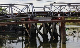 Tháo dỡ cầu sắt 50 tuổi ở phía Nam TPHCM có nguy cơ sập