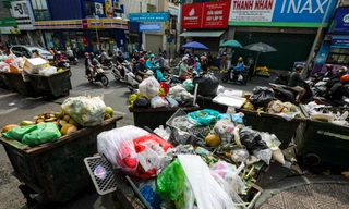 Cận Tết, rác ùn ứ nhiều tuyến đường ở TPHCM