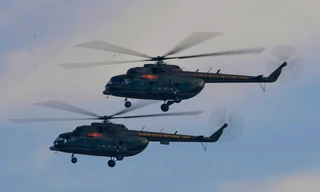 Phi đội trực thăng mang cờ Tổ quốc bay qua dinh Độc Lập