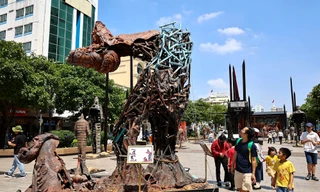 Đông du khách đến xem bãi cọc Bạch Đằng, xe tăng M24 trên phố Nguyễn Huệ