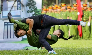 Màn võ thuật kẹp cổ khống chế tội phạm của nữ Công an TPHCM