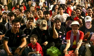 Nghìn người ngủ đêm trên hè phố chờ tổng duyệt diễu binh 30/4 ở TPHCM 