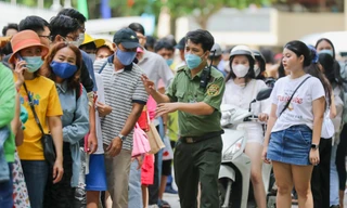 Nghìn người chen chân xếp hàng đợi tham quan Dinh Thống Nhất