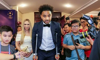 Nguyễn Xuân Son chống nạng cố thoát vòng vây khán giả sau Gala Quả Bóng Vàng