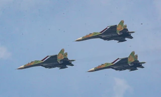 Xem tiêm kích Su30-MK2 lần đầu tập thả bẫy nhiệt trước thềm đại lễ 30/4