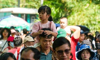 Biển người đổ về Thảo Cầm Viên vui chơi, cắm trại