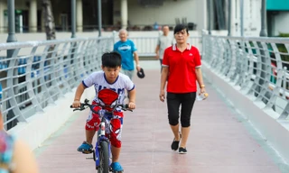 Người dân thích thú trải nghiệm cầu đi bộ qua kênh đẹp nhất TPHCM 