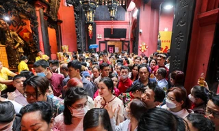 Chen nhau dâng lễ, rót dầu vía Ngọc hoàng ngày đầu năm