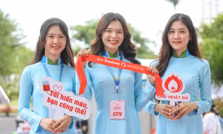 Nữ sinh Đại học Văn Hiến rạng ngời trong ngày Chủ nhật Đỏ, hiến máu cứu người