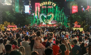 Biển người đổ về đường hoa Nguyễn Huệ trong ngày khai mạc