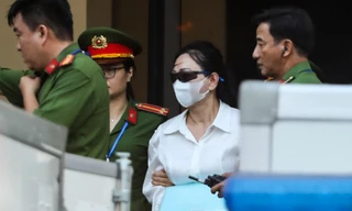 Vợ chồng Trương Mỹ Lan 'kín như bưng' rời toà 