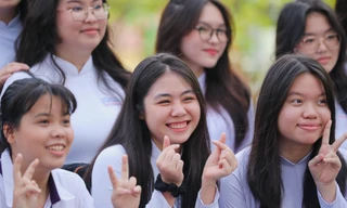 Nữ sinh TPHCM rạng ngời trong tà áo dài dự khai giảng