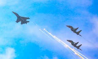 Ngắm 'hổ mang chúa' Su30-MK2 trên bầu trời TPHCM