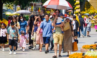 Nắng oi bức, người dân vẫn tranh thủ 'check-in' đường hoa Nguyễn Huệ ngày cuối