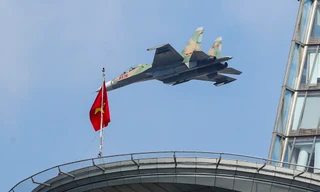 Trực thăng, tiêm kích tiếp tục chao lượn trên bầu trời trung tâm TPHCM