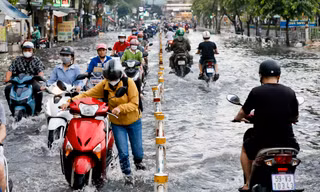 Mưa xối xả kéo dài, TPHCM ngập nặng khiến người dân vất vả lội nước về nhà