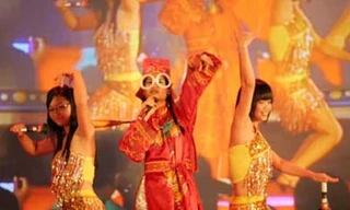 Sinh viên trường Báo 'vạch áo cho người xem lưng'