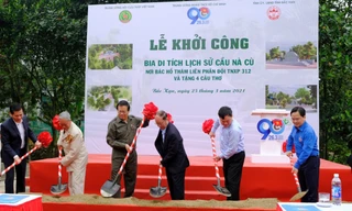 Đại biểu thực hiện nghi thức khởi công xây dựng Bia Di tích lịch sử Cầu Nà Cù, tỉnh Bác kạn.