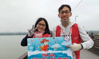 “Thả cá, đừng thả rác” là thông điệp hành động của các bạn trẻ.
