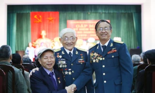 Niềm vui của những CCB khi gặp lại đồng chí, đồng đội, bạn bè cùng trường đại học sau 50 năm.