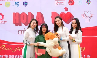 Người đẹp Nguyễn Phương Anh, Nông Thúy Hằng và Kim Trà My chụp ảnh cùng sinh viên tham gia hiến máu.