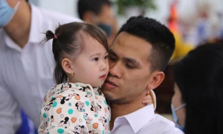 Anh Nguyễn Ngọc Mạnh cùng con gái lớn Nguyễn Ngọc Gia Hân. Ảnh: Hoàng Mạnh Thắng.