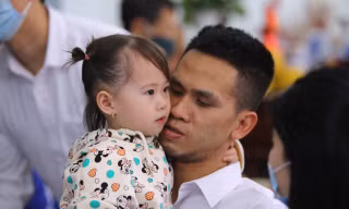 Anh Nguyễn Ngọc Mạnh cùng con gái lớn Nguyễn Ngọc Gia Hân. Ảnh: Hoàng Mạnh Thắng.